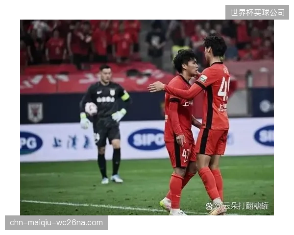 上赛季冠亚军海港与申花半程过后深陷保级区，表现令人失望。